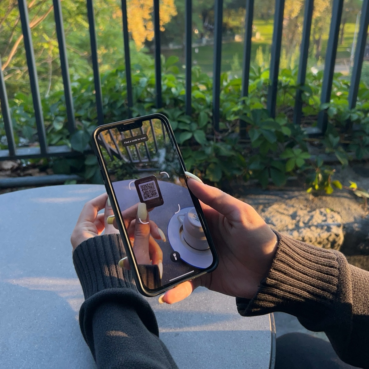 Telefon kamerasıyla Fincanda QR kartının okutulması